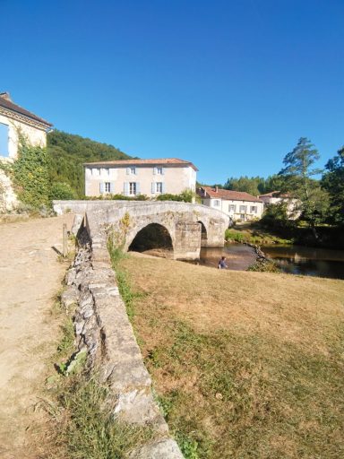 Découvre les plus beaux villages de France de la Dordogne en Gravel ou VTT.