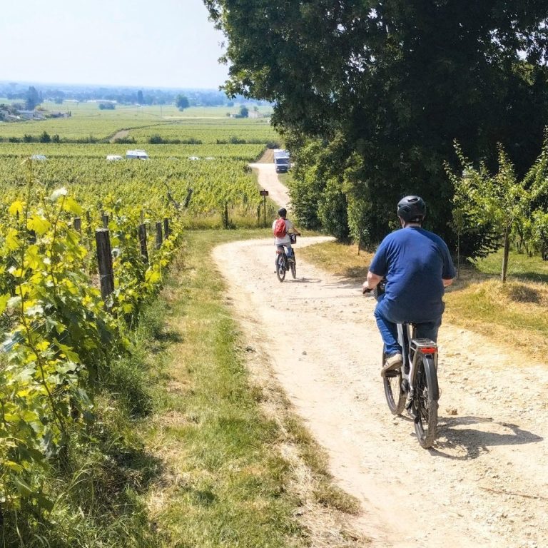 De Bordeaux à Saint-Emilion à vélo Gravel ou Vélo électrique Une expérience exclusive mêlant exploration culturelle, paysages à couper le souffle et plaisirs culinaires.